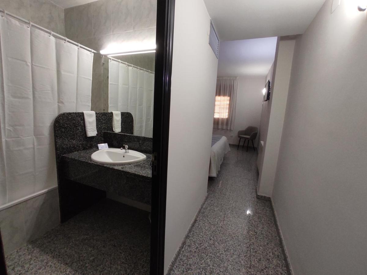 ולדרוברס Hotel Querol מראה חיצוני תמונה
